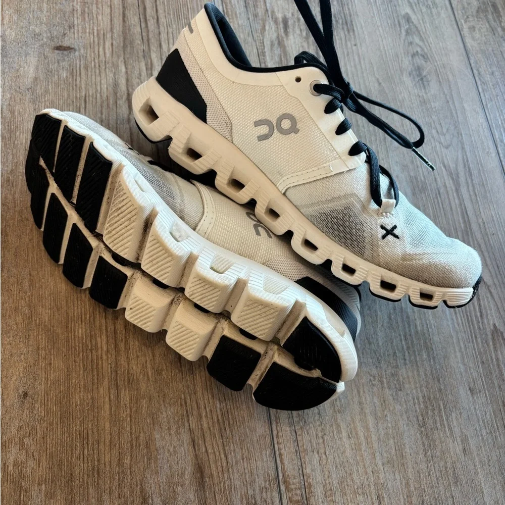 On Cloud X Running Women's Athletic Shoes in White and Black Size 6.5 - Picture 3 of 15